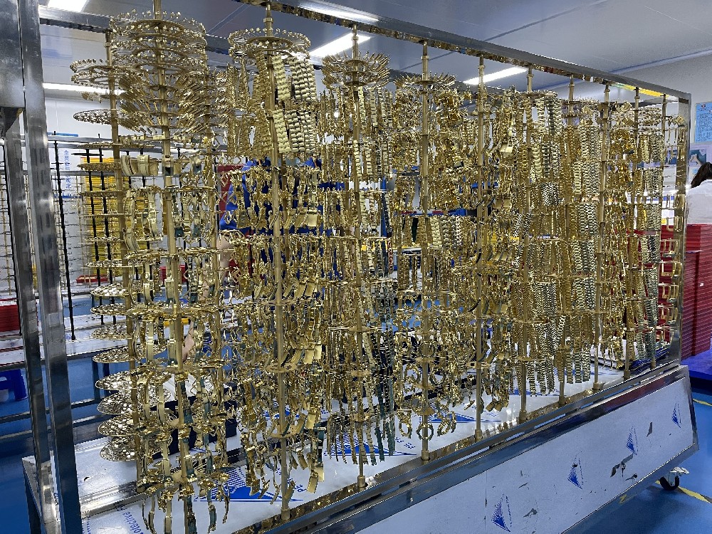 不銹鋼五金件選擇鍍金好還是氮化鈦好